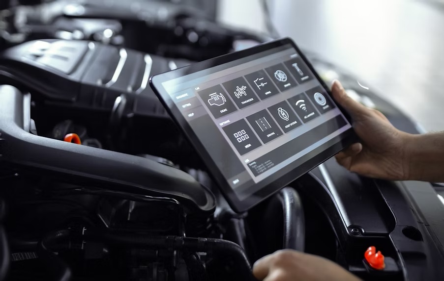 Mecanico usando tablet de diagnostico
